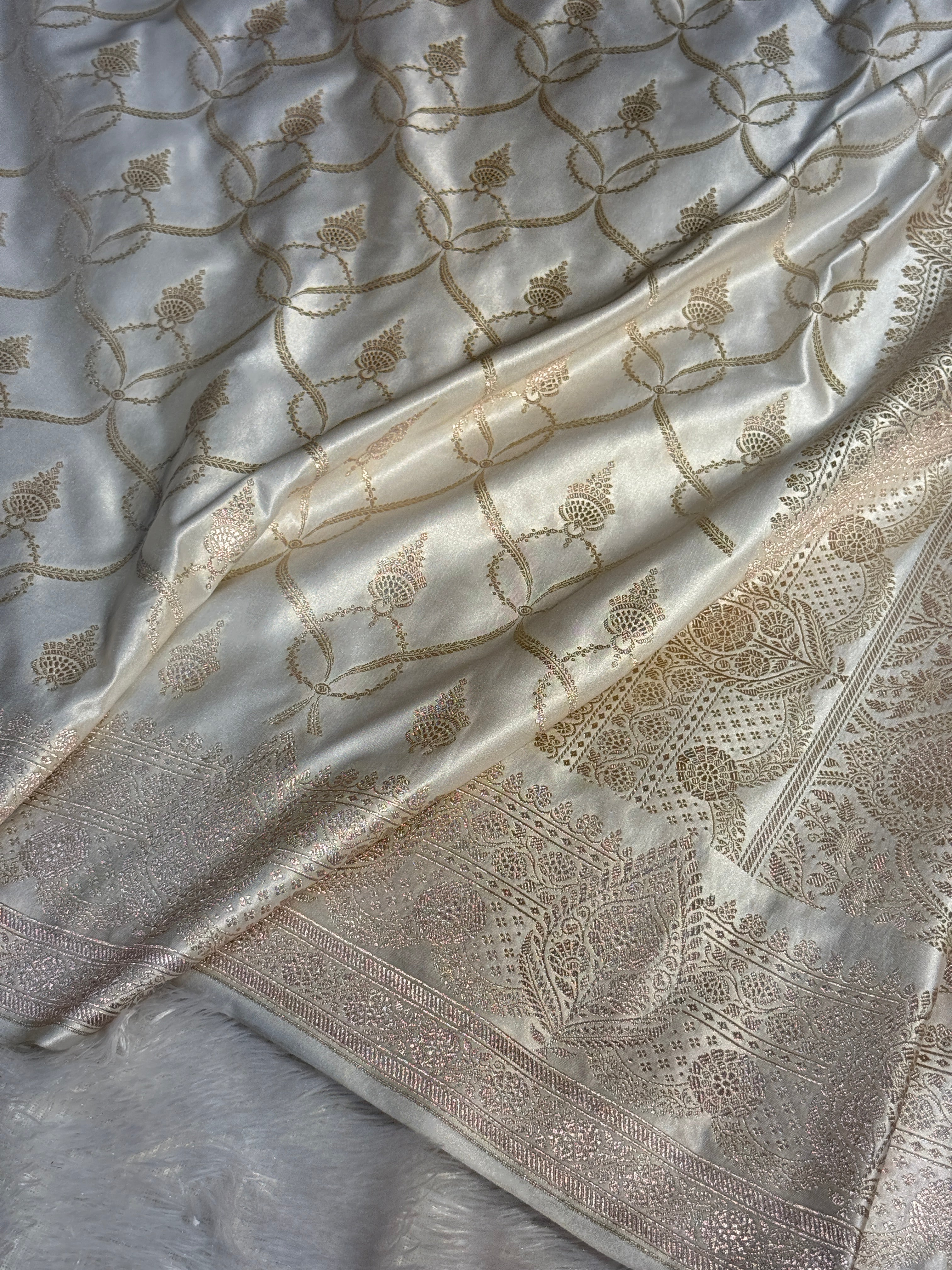 Mashru Silk Banarasi Saree With Rich Zari Border And Pallu Light Weight