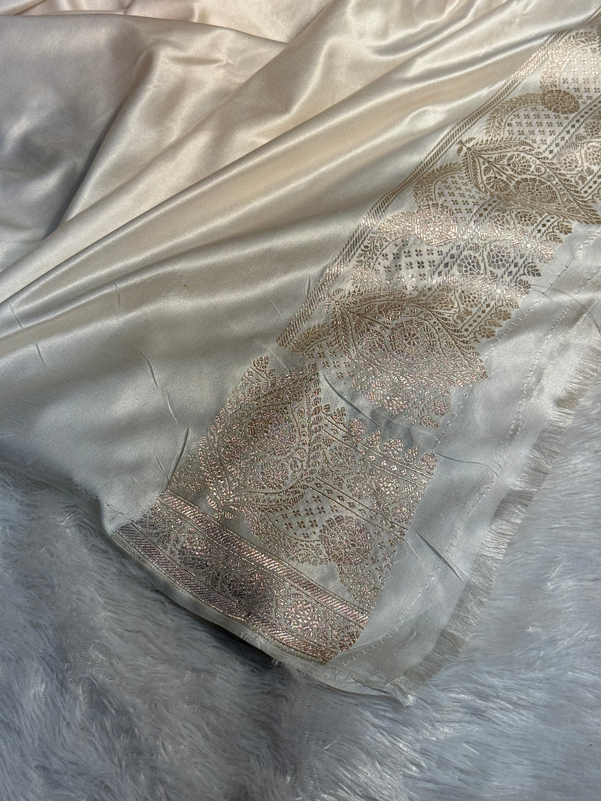 Mashru Silk Banarasi Saree With Rich Zari Border And Pallu Light Weight