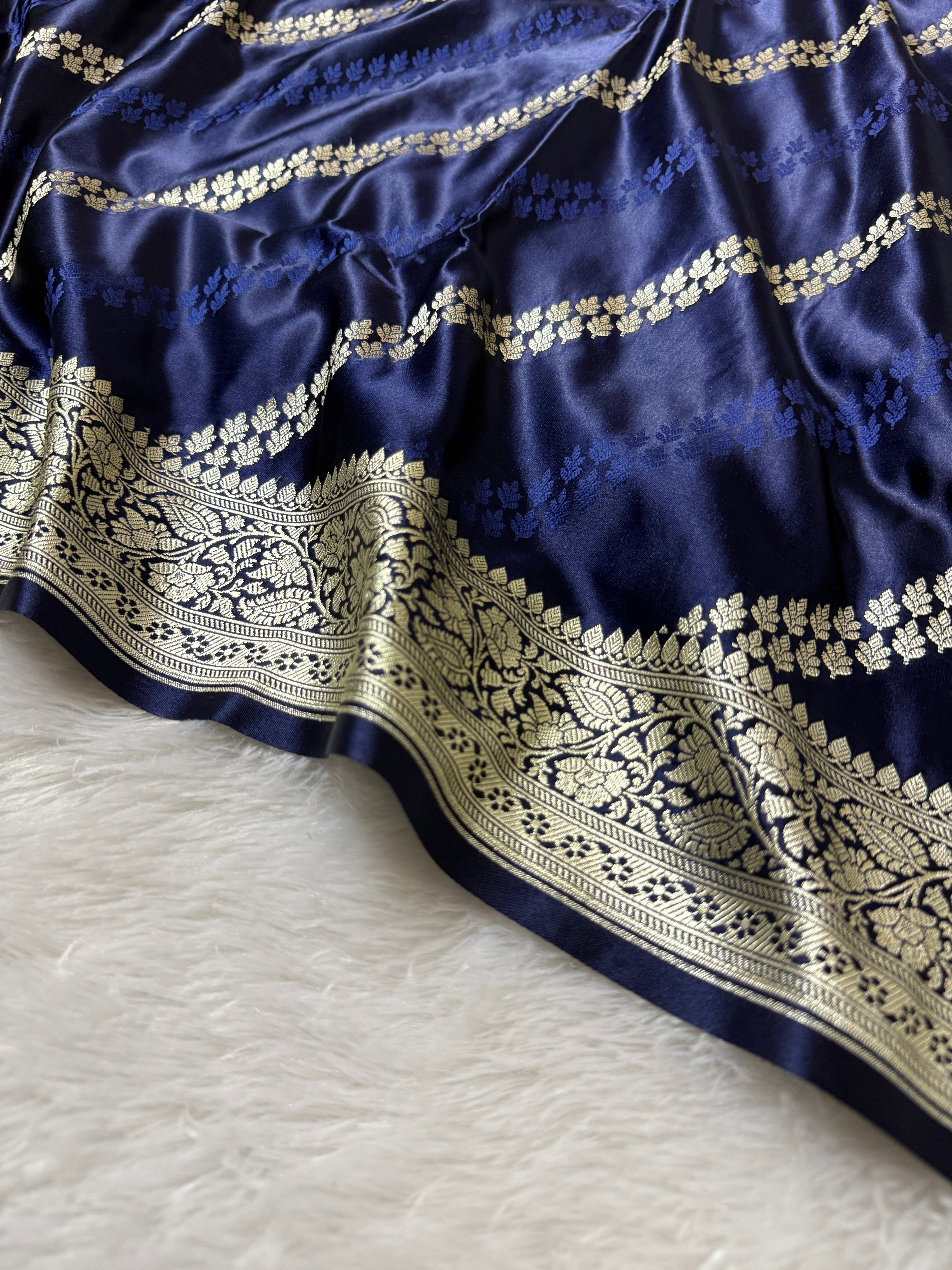 Mashru Silk Banarasi Luxurious Cross Pattern Saree Zari Border And Pallu