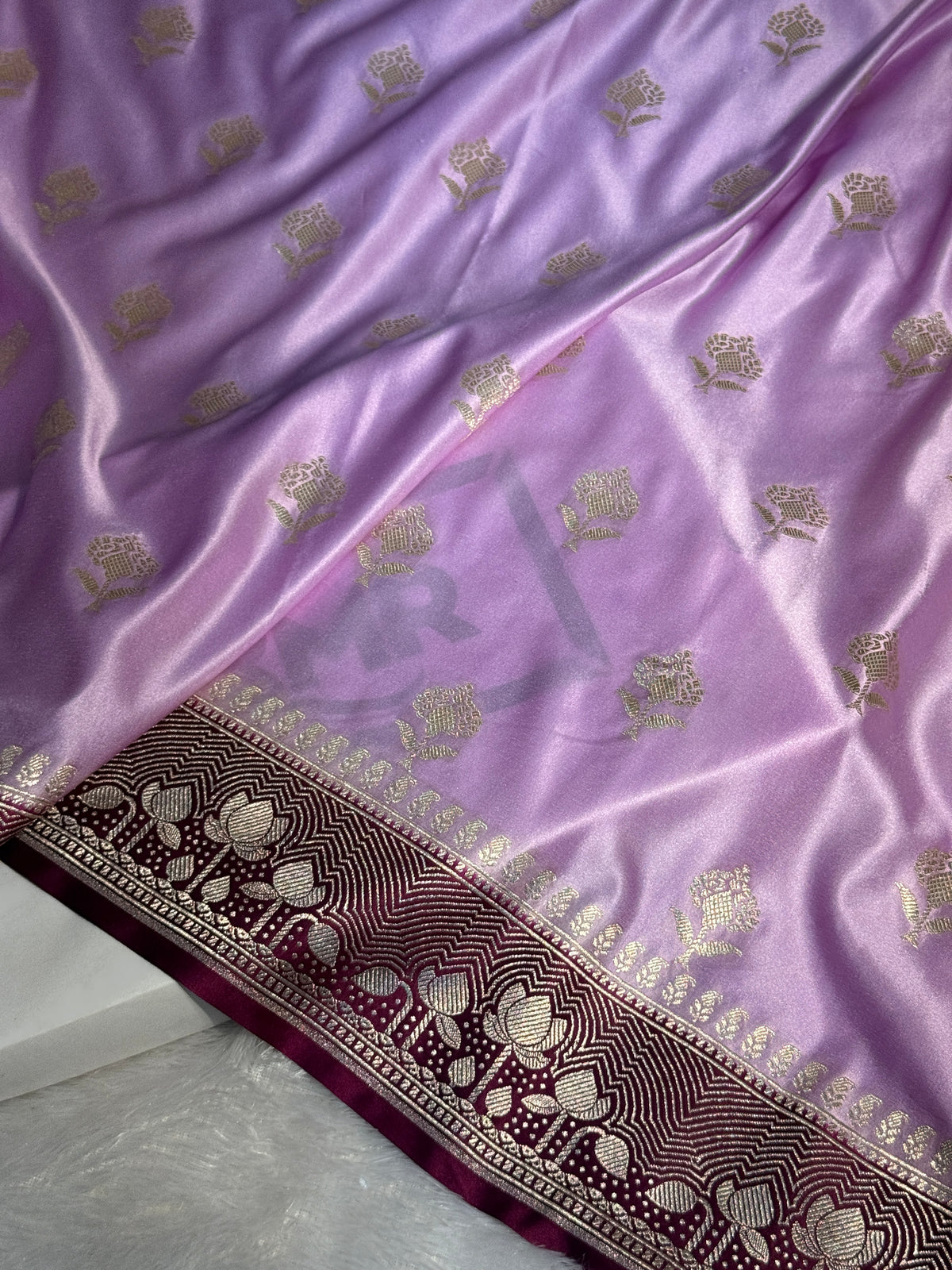 Mashru Silk Banarasi Saree With Contrast Border And Pallu Light Weight