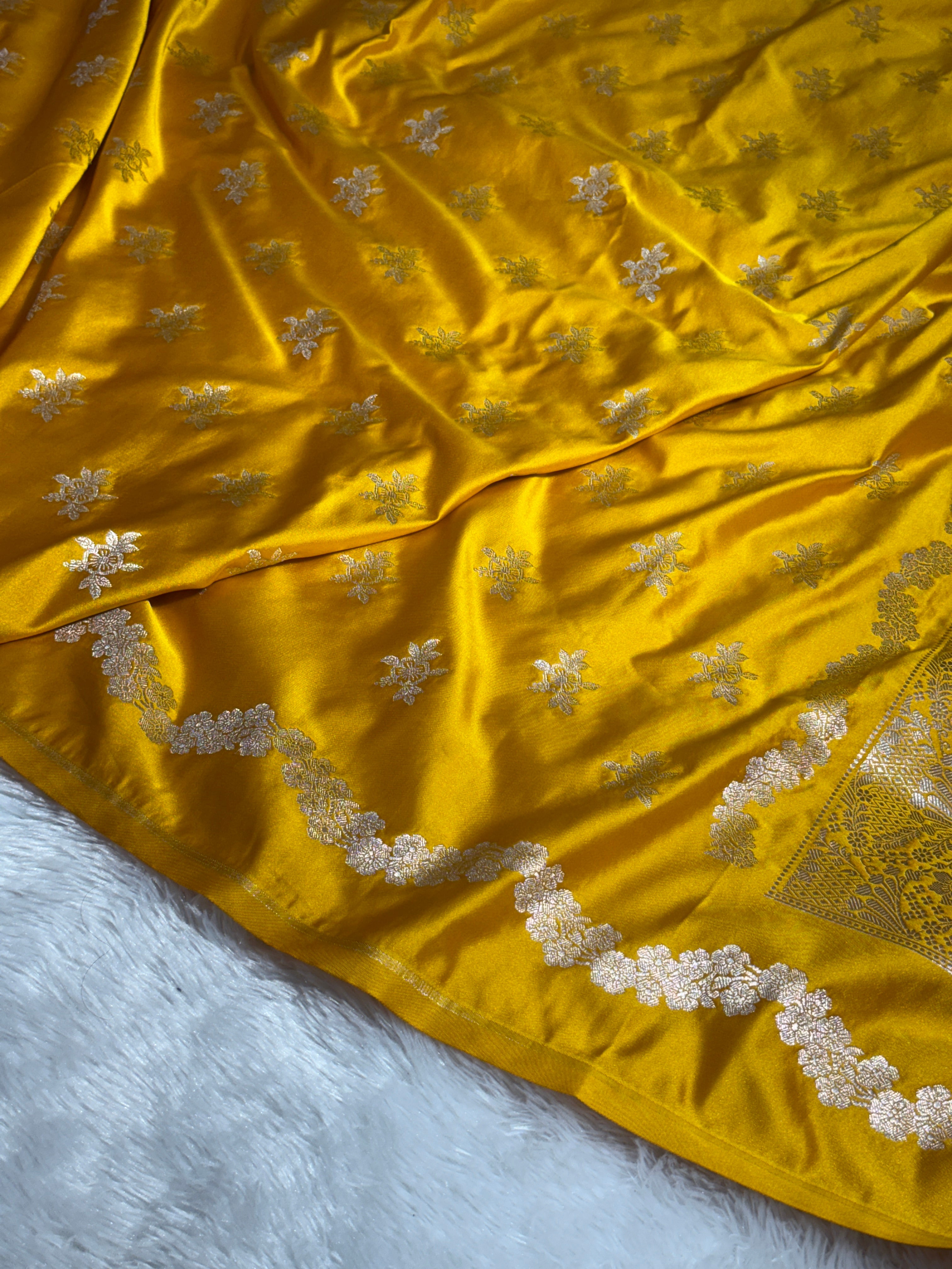 Mashru Silk Banarasi Booti Saree Zari Border Pallu