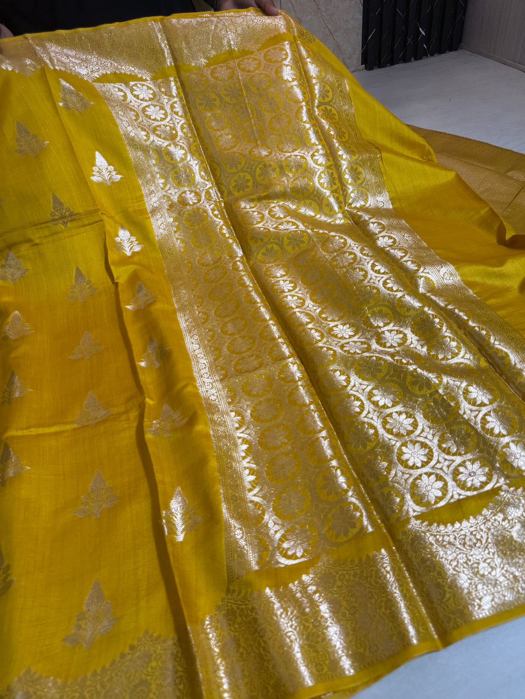 Pure Chiniya Silk Zari Border Buti Design Saree