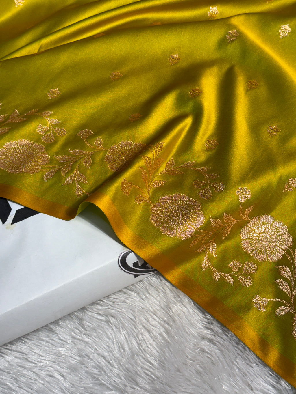 Mashru Silk Banarasi Booti Saree Zari Border Pallu