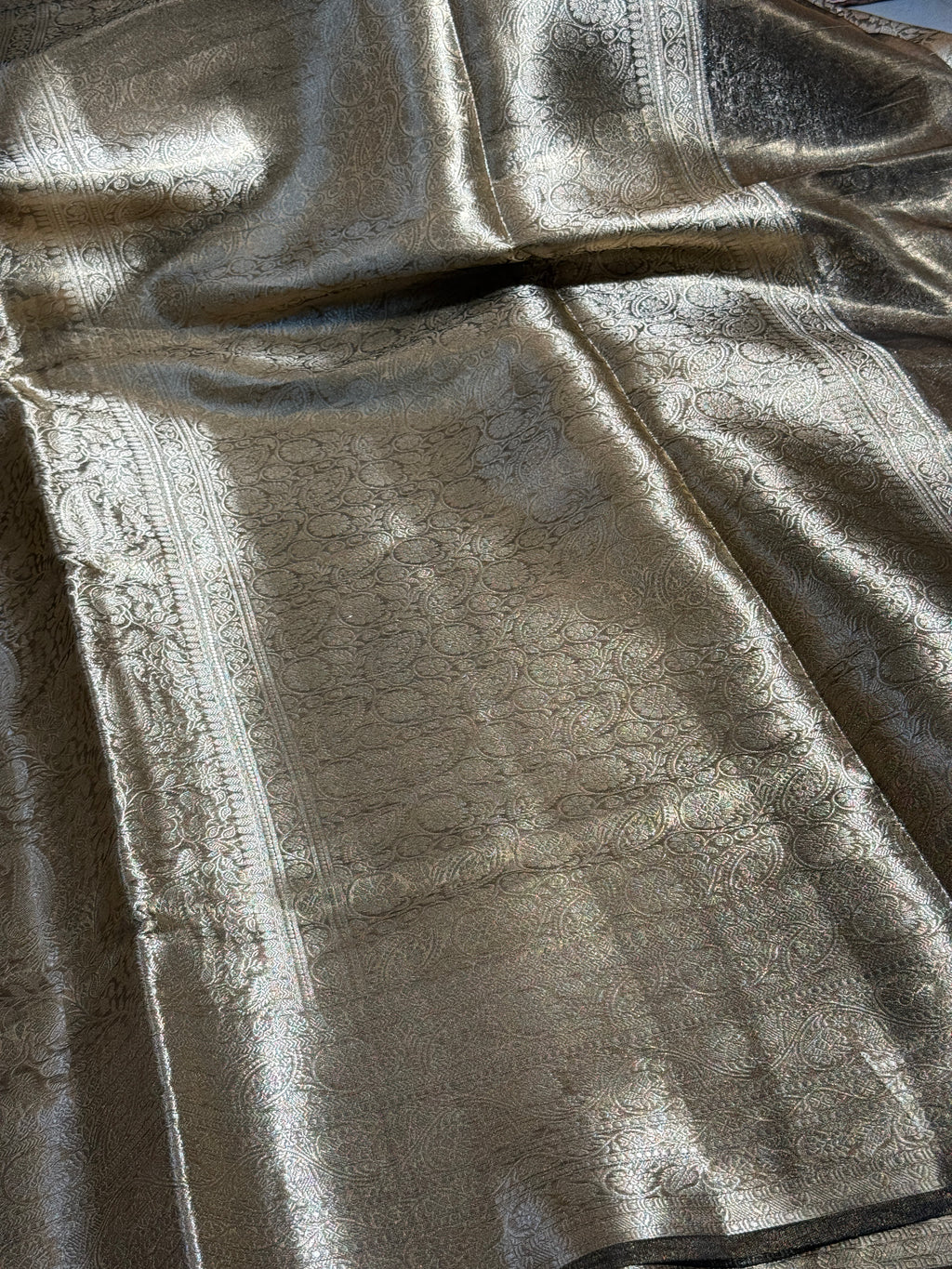 Luxurious Banarasi Pure Tissue Brocade Silk Saree With Plain Blouse Piece