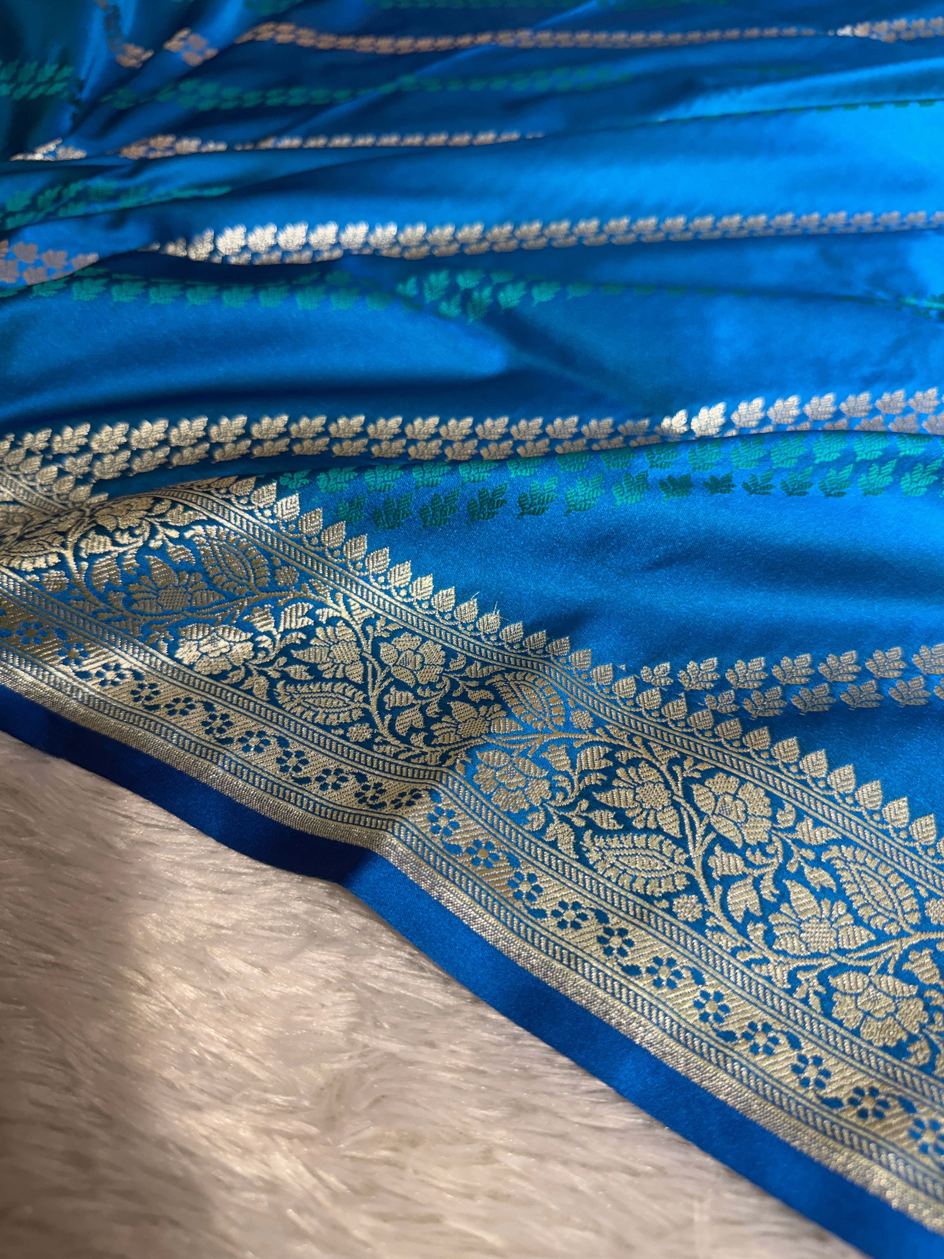 Mashru Silk Banarasi Luxurious Cross Pattern Saree Zari Border And Pallu