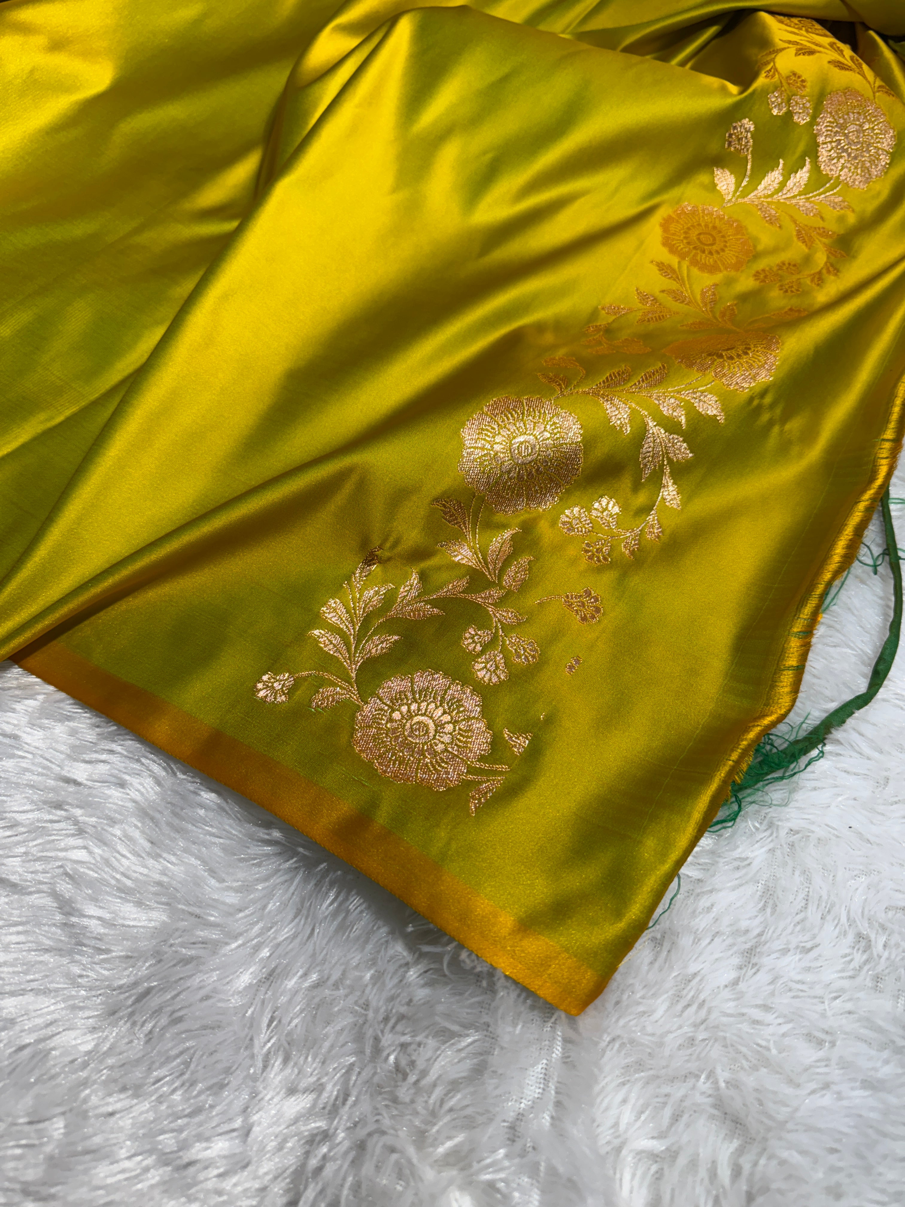 Mashru Silk Banarasi Booti Saree Zari Border Pallu