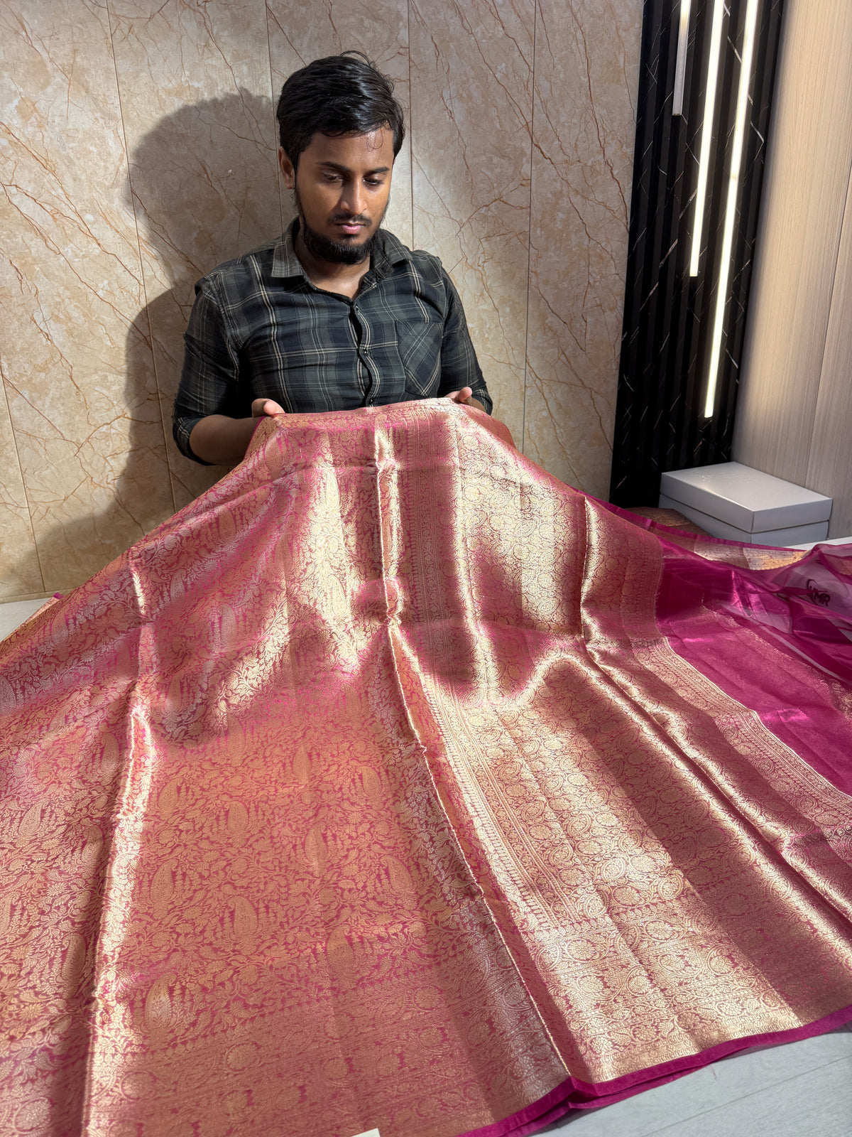 Luxurious Banarasi Pure Tissue Brocade Silk Saree With Plain Blouse Piece