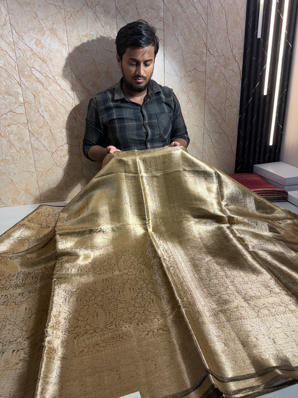 Luxurious Banarasi Pure Tissue Brocade Silk Saree With Plain Blouse Piece