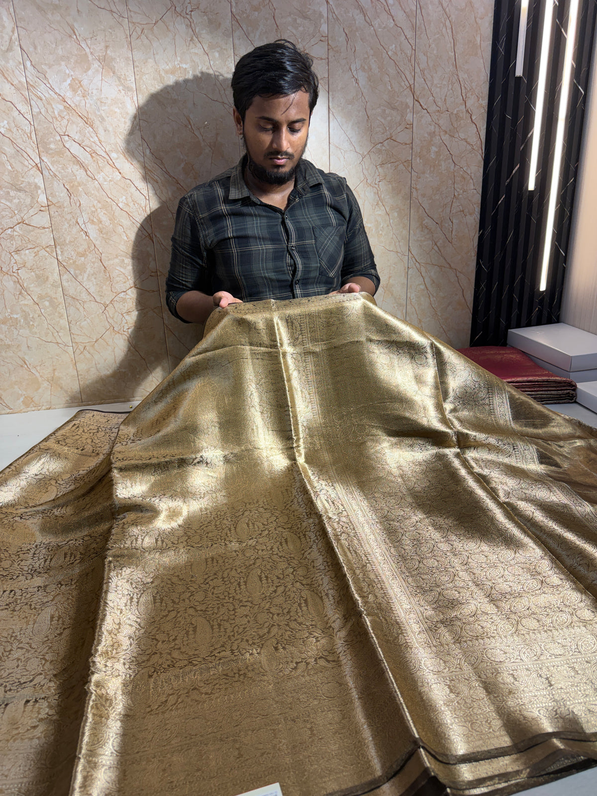 Luxurious Banarasi Pure Tissue Brocade Silk Saree With Plain Blouse Piece