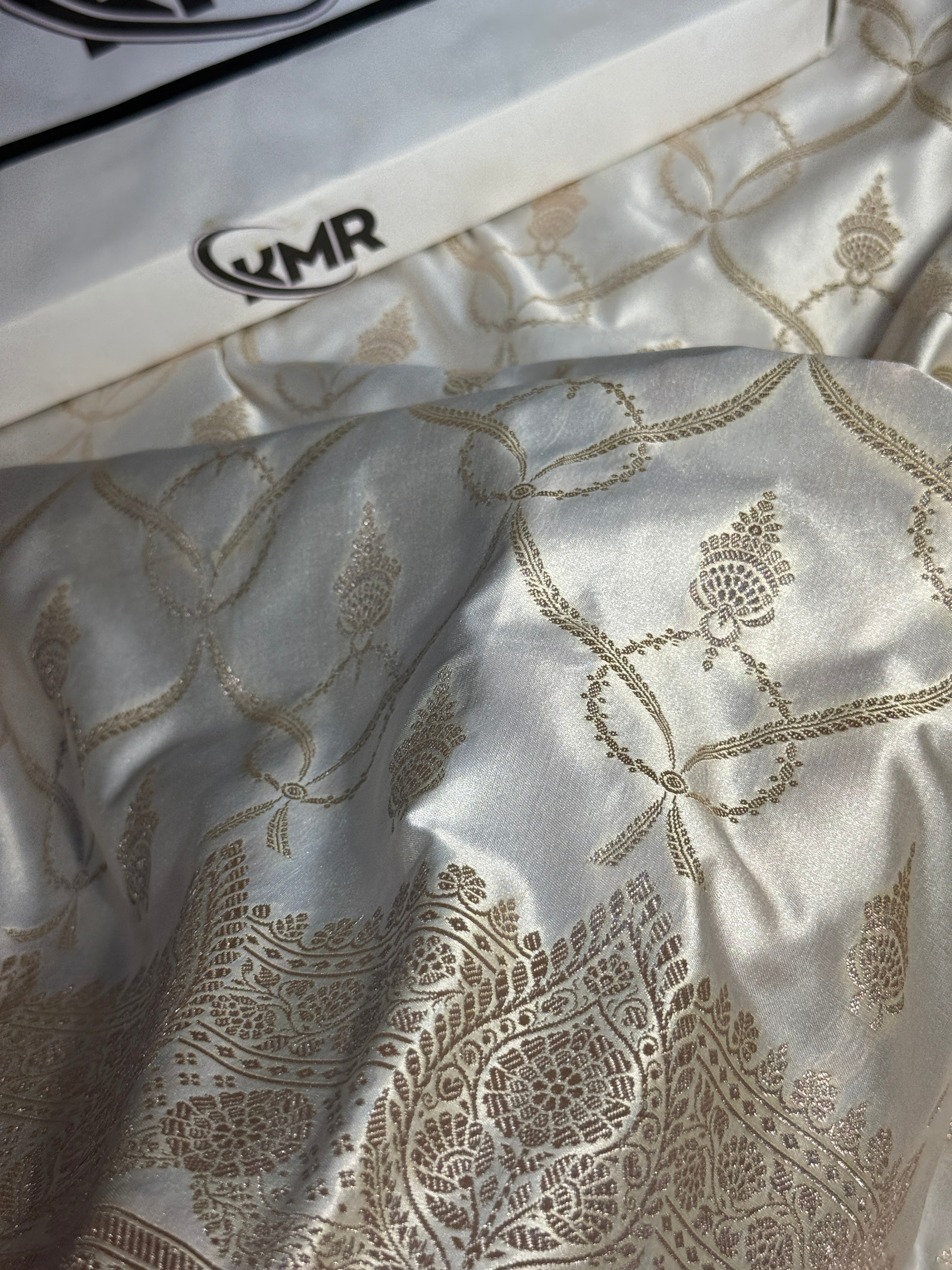 Mashru Silk Banarasi Saree With Rich Zari Border And Pallu Light Weight