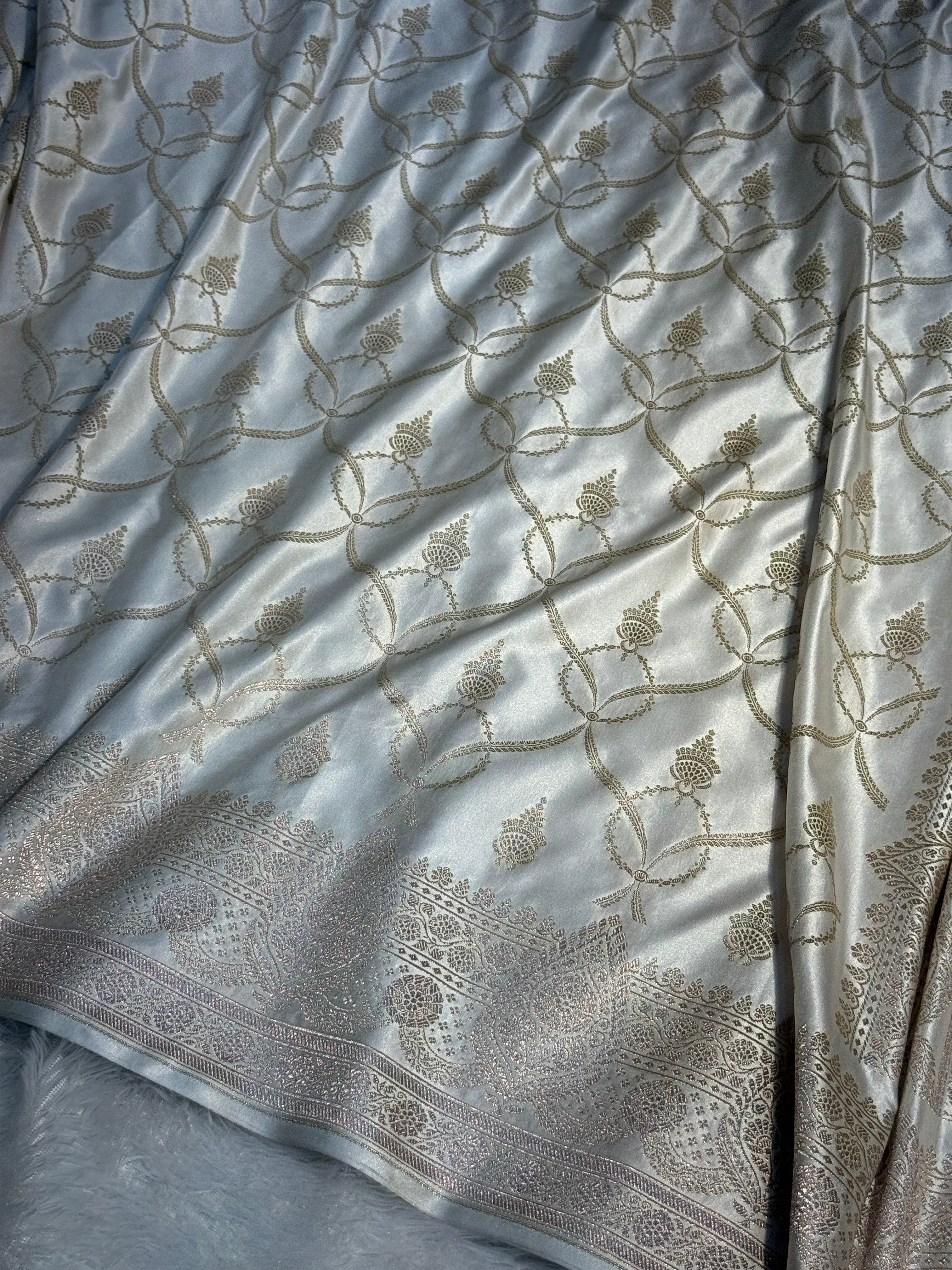 Mashru Silk Banarasi Saree With Rich Zari Border And Pallu Light Weight