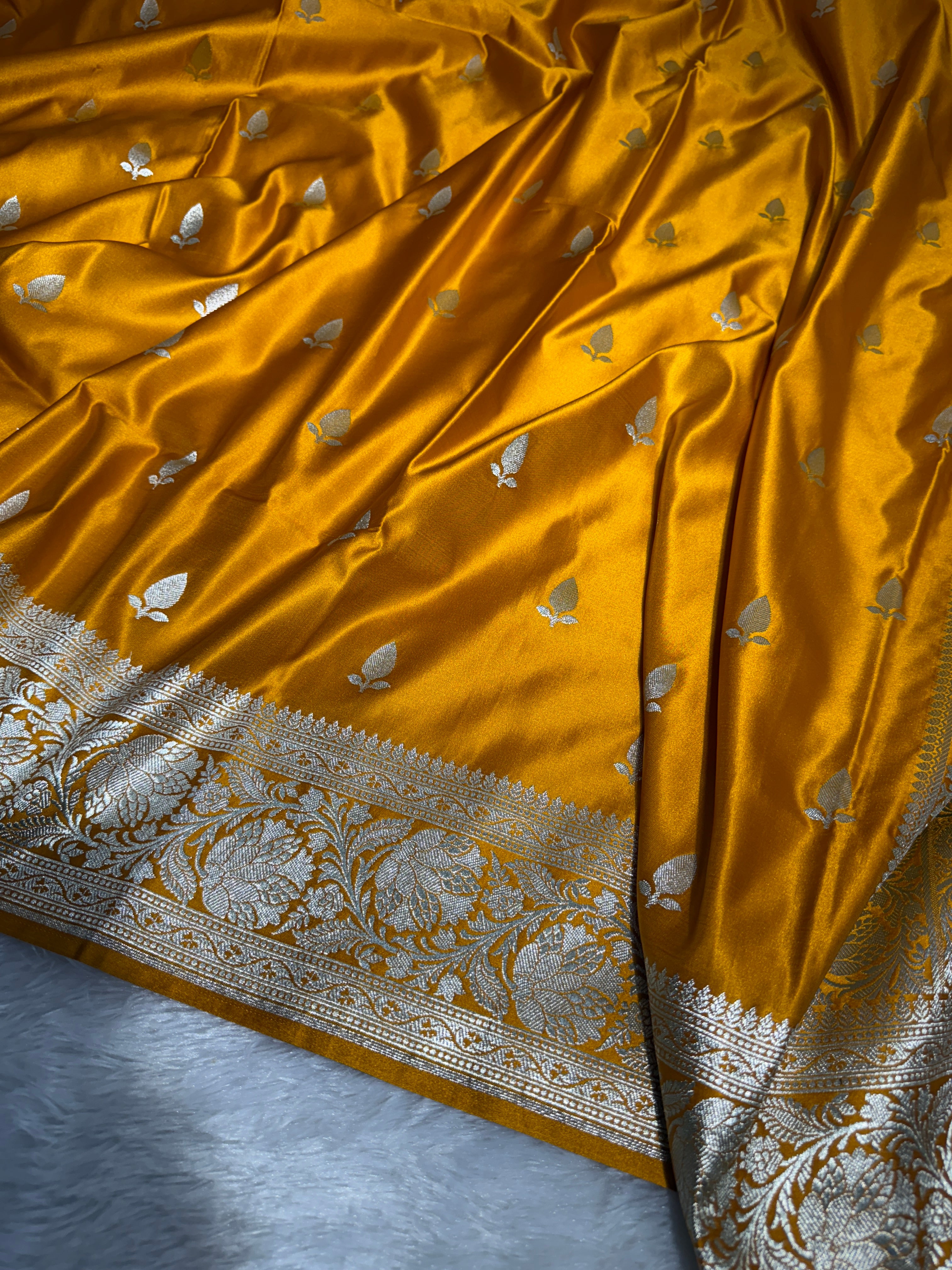 Mashru Katan Silk Banarasi Zari Border Buti Design Saree With Light Weight