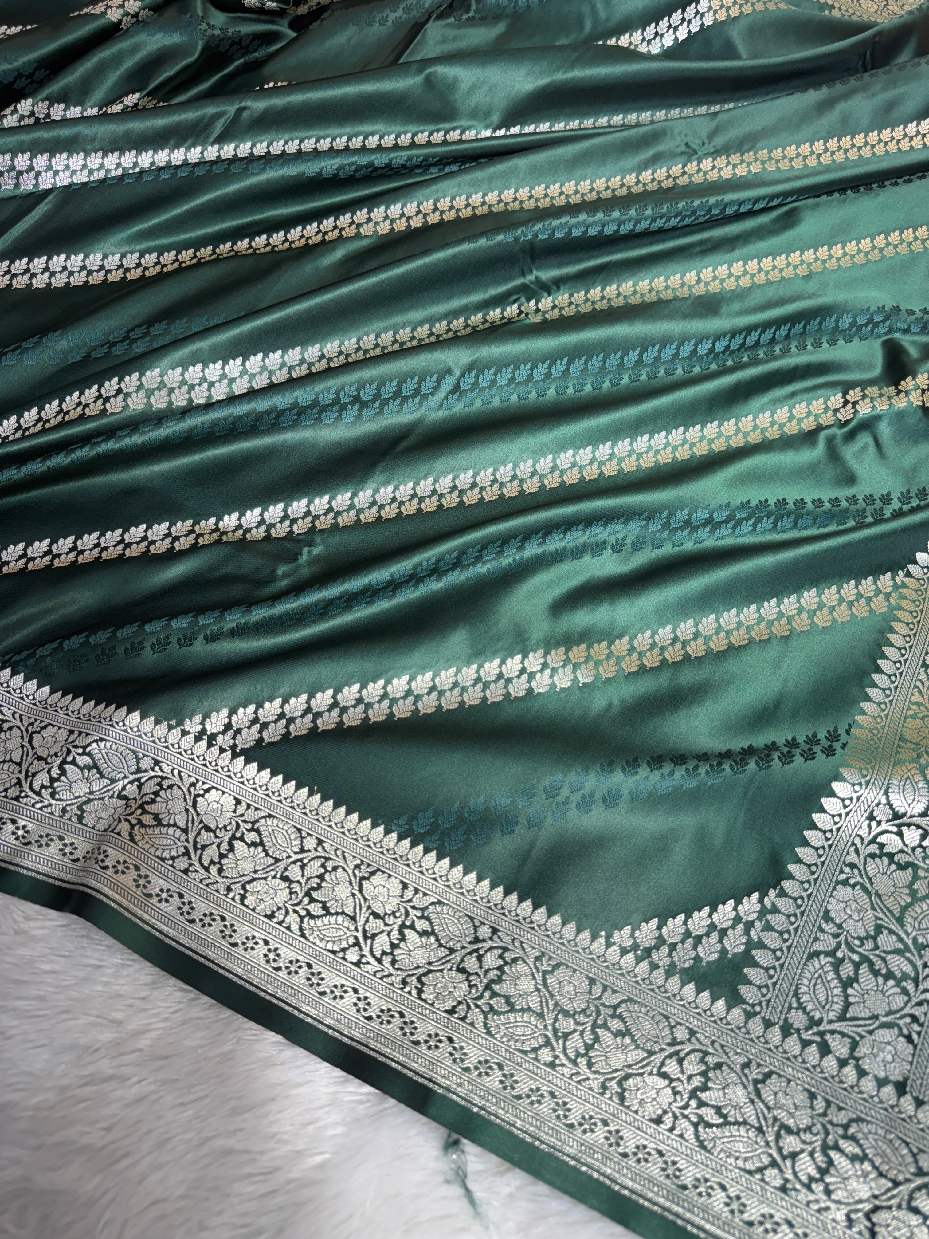 Mashru Silk Banarasi Luxurious Cross Pattern Saree Zari Border And Pallu