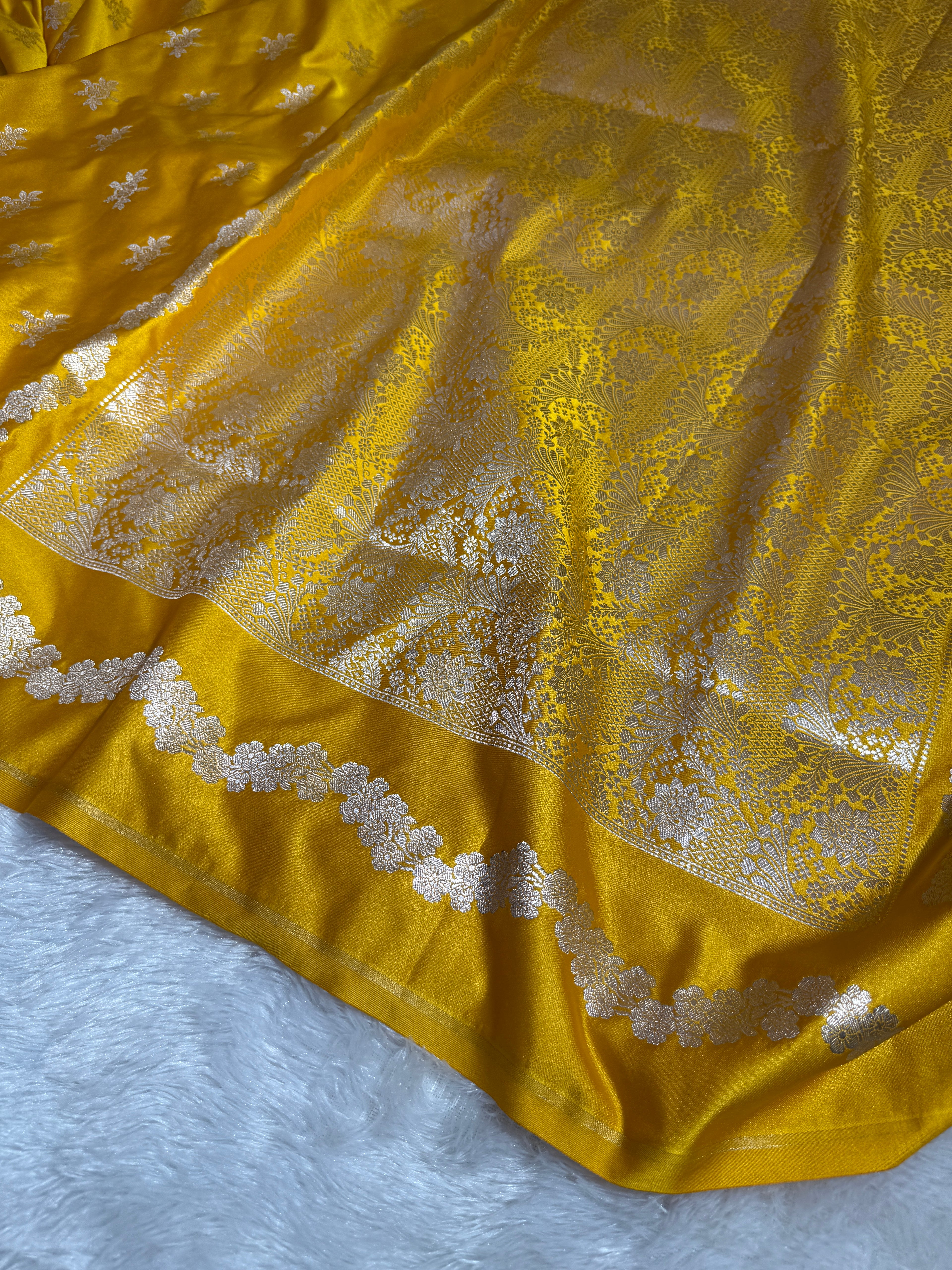 Mashru Silk Banarasi Booti Saree Zari Border Pallu
